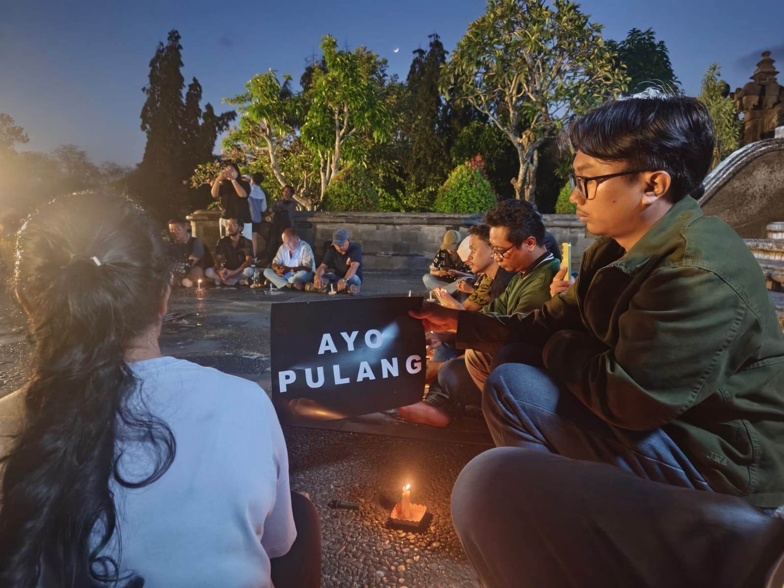 Bali Journalists Hold Prayer for Five Journalists and Three Crew Members Missing in Sunda Strait